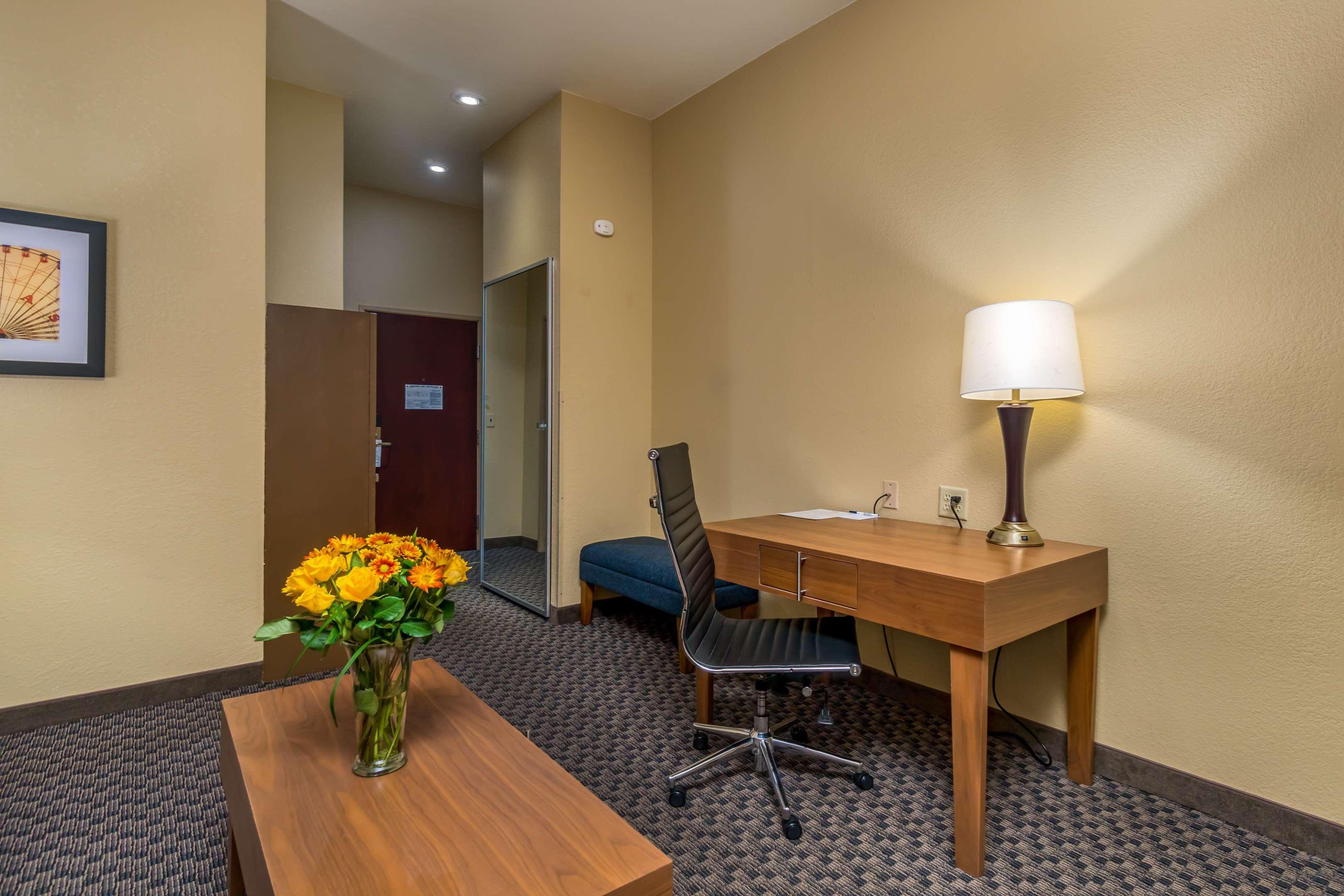 Best Western Plus Shamrock Inn & Suites Εξωτερικό φωτογραφία